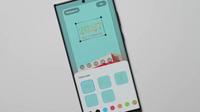 <b>Samsung livrează actualizarea la One UI 5.0 Beta 3 pe Galaxy S22, release ce aduce un lockscreen customizabil puternic inspirat din iOS 16 </b>În timp ce Xiaomi se pregătește de lansarea primului smartphone Android cu Dynamic Island inspirat de iPhone 14, iată că Samsung decide să copieze tema colegului atunci când vine vorba despre lockscreen. În OneUI 5.0 Beta 3, care 