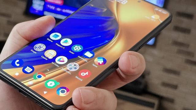 <b>Xiaomi 12: OS, UI, aplicaţii bazate pe un MIUI 13 orientat spre Privacy, personalizare</b>O vorbă bună zice "atenţie la neatenţie!". Poate părea că Xiaomi 12 şi Xiaomi 12 au fix acelaşi software... dar nu e chiar aşa. Xiaomi 12X are MIUI 13 bazat pe Android 11, iar Xiaomi 12 MIUI 13 bazat pe Android 12. Asta înseamnă Material You, Privacy Dash
