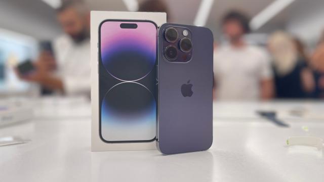 <b>Ce diferenţe sunt între modelele iPhone 14 din SUA, Europa, Marea Britanie; Funcţii lipsă, funcţii extra şi altele</b>Dacă unele telefoane OnePlus primesc certificare IP doar în SUA, iar iPhone-ul se vinde cu conexiune la satelit şi fără eSIM doar în State, e cazul să vedem mai clar şi ce câştigă sau pierd unele teritorii când vine vorba de funcţionalitate