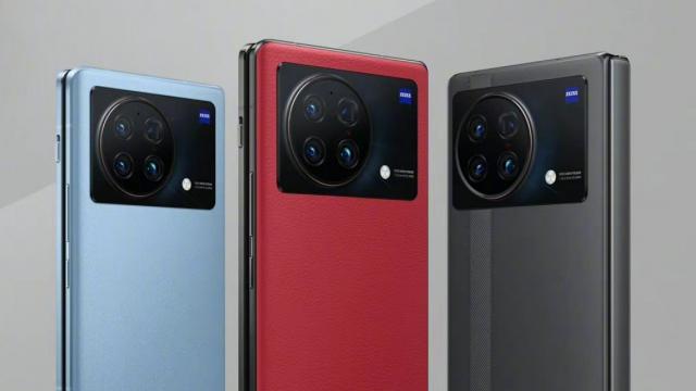 <b>vivo X Fold+ debutează oficial: telefon pliabil cu baterie mai bună, culoare nouă, CPU Snapdragon 8+ Gen 1</b>După multe teasere vivo a prezentat azi în sfârşit noul său telefon pliabil numit vivo X Fold+. El este un upgrade mic, incremental pentru X Fold. Practic avem CPU nou, baterie superioară şi culoare nouă. În rest... totul e cam la fel

