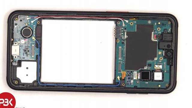 <b>Samsung Galaxy XCover 6 Pro primește o disecție video și obține 8/10 ca scor de reparabilitate</b>YouTuberul PBKReviews a revenit cu o nouă disecție video pentru un alt smartphone. De această dată în lumina reflectoarelor se află Samsung Galaxy Xcover6 Pro, terminal robust cu certificare militară MIL-STD-810H și certificare IP68 pentru rezistență 