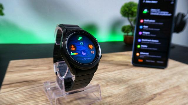 <b>Samsung nu uită de Galaxy Watch3 și aduce un update important, cu noi watchface-uri și îmbunătățiri pentru monitorizarea sănătății</b>În vara anului 2020 cei de la Samsung aduceau pe piață smartwatch-ul Galaxy Watch3, disponibil în variante de 41mm (1.2 inch), respectiv 45mm (1.4 inch). A fost ultimul model al companiei cu Tizen OS la bord, după care Sammy a făcut trecerea 