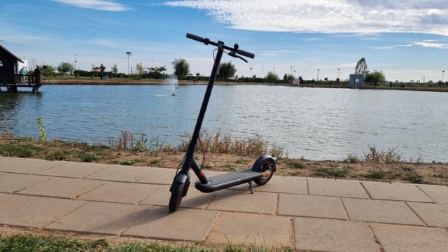 <b>Prezentare Xiaomi Electric Scooter 4 Pro - Trotineta electrică pe care te poți baza, cu design robust și autonomie excelentă</b>Xiaomi a lansat în România recent cea mai puternică trotinetă din portofoliul său. A sosit și la mine în urmă ceva timp, pentru a o testa. E vorba despre Xiaomi Electric Scooter 4 Pro, după cum probabil v-ați dat seama deja din titlu. Astfel