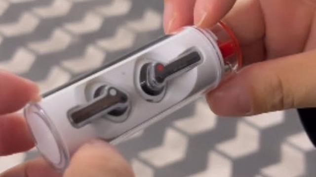<b>Nothing reinventează tocul pentru căşti odată cu Nothing Ear Stick; Iată cum scoţi căştile din toc (Video)</b>Nothing parcă a avut mai mult succes cu căştile Ear (1) decât cu telefonul Nothing Phone (1), iar acum se pregăteşte să ne aducă a doua pereche de căşti. Ea se numeşte Nothing Ear (Stick), a avut un teaser la London Fashion Week şi o scăpare într-un clip