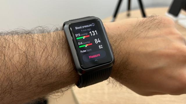 <b>Ceasul cu tensiometru de la Huawei vine în Europa pe 12 octombrie; Cât costă Huawei Watch D?</b>Unul dintre cele mai interesante produse de la IFA 2022 testate de colegul Alex a fost Huawei Watch D. Este un purtabil cu tensiometru integrat şi ce e drept l-a speriat puţin pe Alex, cu tensiunea 13 cu 10. Oboseala multă... Ei bine azi aflăm când