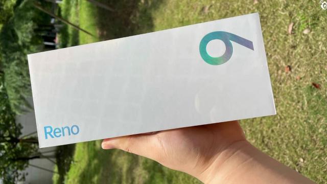 <b>OPPO Reno9 îşi dezvăluie specificaţiile şi cutia în fotografii</b>Am aflat cu câteva zile în urmă că seria OPPO Reno9 era gata de lansare şi că modelul de bază vine cu baterie de 4500 mAh. Acum avem şi alte scăpări şi detalii despre produs şi anume o cutie a sa şi câteva specificaţii

