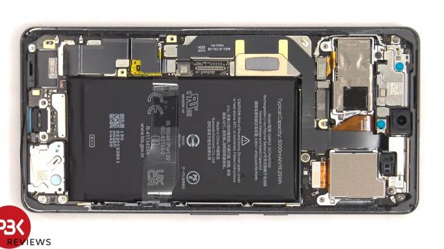 <b>Google Pixel 7 Pro primește o disecție video; Cum stă la capitolul reparabilitate?</b>Noul Google Pixel 7 Pro a ajuns rapid în custodia celor mai importanți YouTuberi, chiar dacă se află încă în perioadă de precomandă pentru restul oamenilor. A pus mâna pe el și PBKReviews și chiar l-a disecat pentru a vedea cât de ușor este de reparat