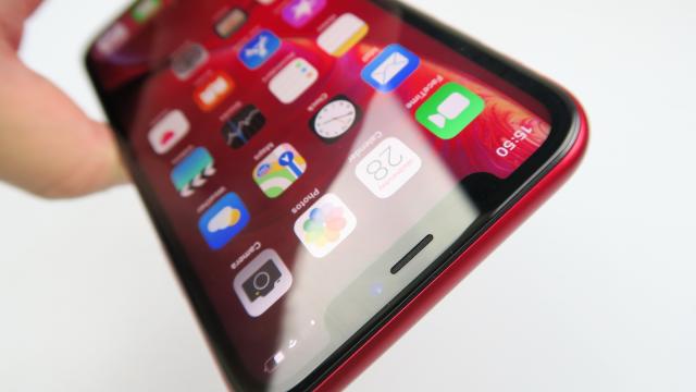 <b>iPhone SE 4 revine în zvonuri, urmând a sosi echipat cu ecran de 6.1 inch și scanner de amprente lateral</b>De la ultimul leak asociat lui iPhone SE 4 a trecut ceva timp, dar iată că zvonurile revin în online. Astăzi cei de la MacRumors ne dezvăluie informații despre noul telefon, primite de la celebrul analist Ross Young, care după cum bine știm