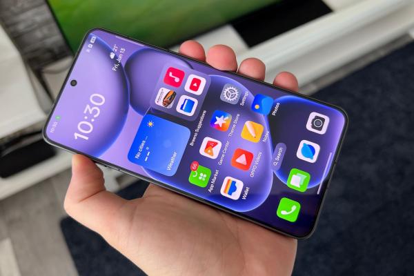 OPPO Find X8 Ultra: Display și mai mare, cu muchii înguste, plat și cu rezoluție QHD+