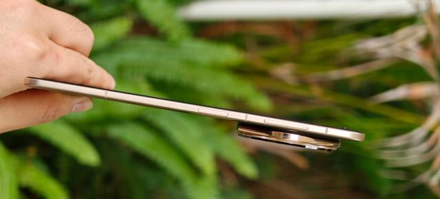 Honor Magic V5 este incredibil de subțire și îl vedem pozând pentru cameră într-o serie de fotografii hands-on