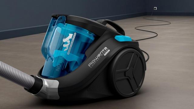 <b>E LUNI e AMAZON: Rowenta RO4825 cu sistem mono-ciclonic și recipient de 1,5 L – aspirator puternic și compact ideal pentru apartamente</b>Dacă tot e luni, ne-am gândit să venim cu o recomandare serioasă pentru cei care vor să scape de praf, firimituri, păr de animale și... grija unui aspirator slab. E vorba despre Rowenta RO4825 Compact Power XXL, un model fără sac, extrem de eficient