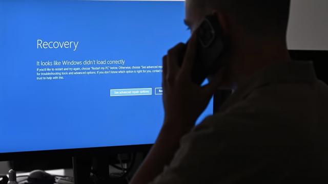 <b>Sfârșit de eră pentru utilizatorii Windows: Microsoft renunță la celebrul „blue screen of death”</b>Microsoft a anunțat oficial că va înlocui temutul „blue screen of death” (BSOD) cu o variantă nouă începând cu actualizarea Windows 11 24H2. Teste s-au mai făcut în variantele Windows Insider, noua versiune venind pe un fundal negru și aducând mai multe