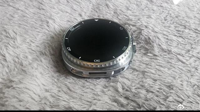 <b>Noul ceas Galaxy Watch8 Classic apare acum în fotografii reale, cu bezel rotativ la posturi</b>Evenimentul Samsung Unpacked de pe 9 iulie ne va aduce o mulțime de produse noi și mă refer aici la pliabile Galaxy Z Fold7 și Galaxy Z Flip7, cât și la căști noi, plus seria de ceasuri Galaxy Watch8. După ce anterior am aflat 