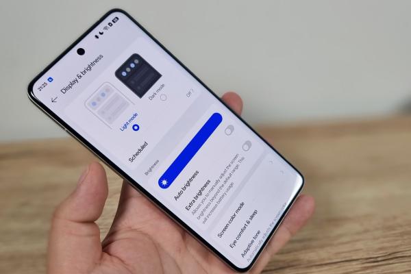 realme GT 7 Pro: Display AMOLED de calitate cu extra-luminozitate, record absolut în clasamentul nostru