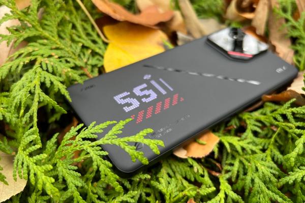 ASUS ROG Phone 9 Pro: Design moştenit de la predecesor, dar mai cool, cu extra LED-uri