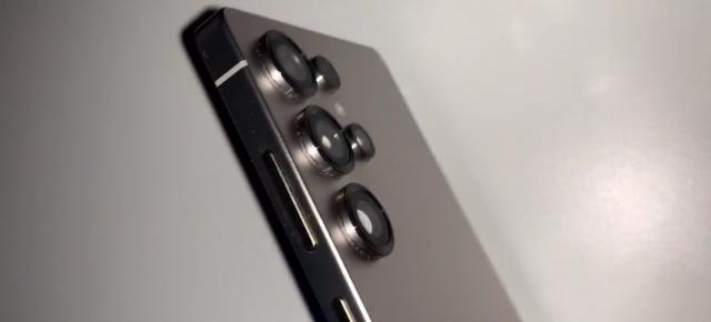 Samsung Galaxy S25 Ultra într-un scurt clip hands-on; Avem design plat și colțuri ușor rotunjite