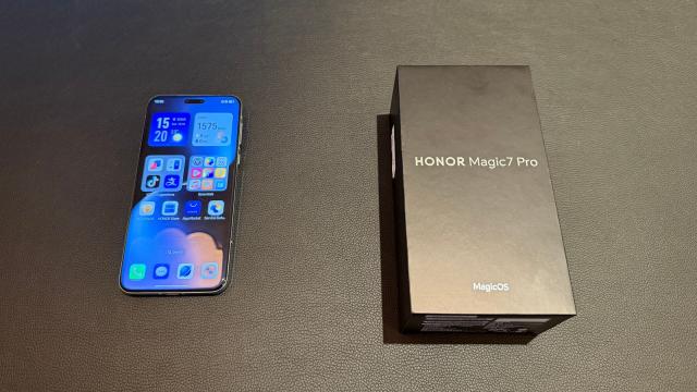 <b>Primul contact cu Honor Magic7 Pro: Unboxing, design și performanță de top</b>Pe acest final de lună noiembrie m-am teleportat până în China la invitația celor de la Honor pentru a asista la prezentarea lui Honor Magic7 Pro, cel mai nou flagship al companiei. Am văzut linia de producție, iar acum vă împărtășesc rând 