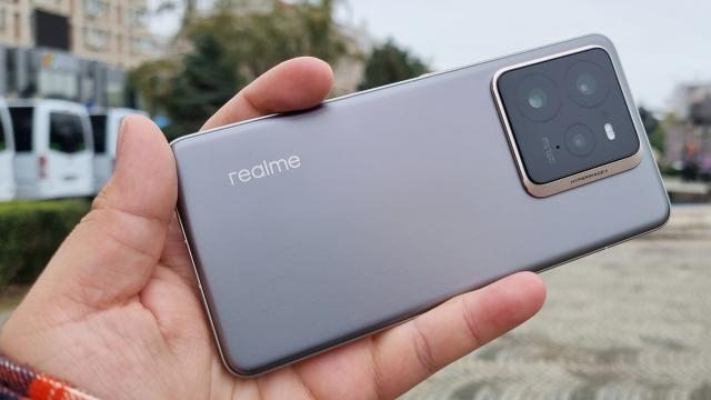 <b>realme GT 7 Pro: Design de flagship orientat spre business, fotografie, dar și gaming</b>Gama GT de la realme a devenit extrem de atractivă încă din primii ani de existență. Primul GT aducea un look inspirat de supermașini și aducea piele sintetică în partea din spate, fiind extrem de atractiv pentru gameri. Ajungând la GT 7 Pro