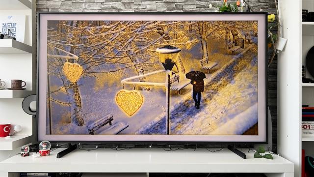 <b>Samsung The Frame LS03 aduce magia în casa ta de sărbători, televizorul operă de artă ce devine o extensie a personalității tale</b>Ești în căutarea unui nou televizor și de data asta vrei ceva complet diferit față de tot ce ai avut până acum? Te-ai putea opri asupra lui Samsung The Frame LS03 care este mai mult decât un simplu televizor, este o operă de artă