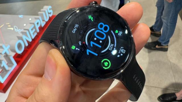 <b>OnePlus Watch 3 se va lansa alături de OnePlus 13 la început de an 2025; Ce ştim despre noul ceas?</b>OnePlus a fost printre primele companii care au anunţat un telefon cu procesor Snapdragon 8 Elite. De fapt a fost a doua, după Xiaomi 15, iar acum aflăm că OnePlus 13 nu va sosi singur atunci când debutează internaţional. Va fi însoţit de un ceas 