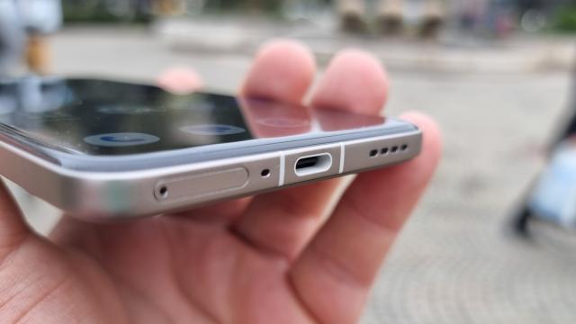 <b>realme GT7 Pro: Conectivitate fără surprize</b>realme GT 7 Pro e un flagship bine dotat și când vine vorba de conectivitate. Avem un port USB-C 2.0 în partea de jos și un emițător infraroșu pentru controlarea altor dispozitive în partea de sus. Folosim Bluetooth 5.4 și Wi-Fi 6 sau chiar Wi-Fi 7