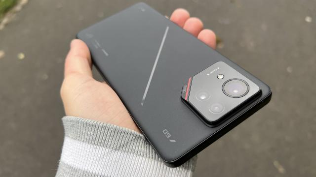 <b>ASUS ROG Phone 9 Pro: Hardware complet, mult RAM, stocare, cameră cu gimbal</b>ASUS ROG Phone 9 Pro e poate cel mai bine dotat telefon de gaming al momentului şi poate cel mai bine dotat telefon PUNCT. Mă refer la faptul că ediţia testată de noi are 24 GB RAM LPDDR5X şi 1 TB stocare UFS 4.0. Dar acesta e doar începutul...


