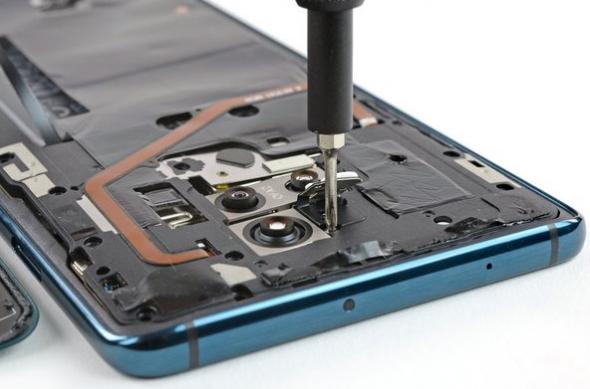 Huawei Mate 20X 5G dezasamblat de iFixit: gZRLvs4aL2SePREx.medium.jpg