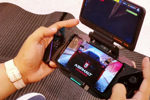 TwinView Dock II Preview: extra baterie şi încă un ecran de calitate într-un accesoriu mai slim pentru ROG Phone 2 (Video)