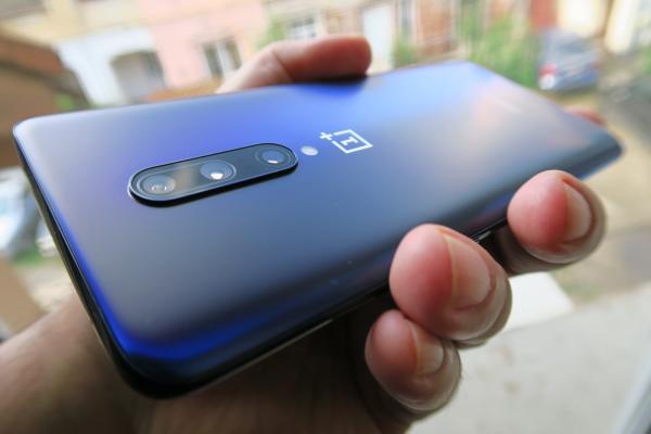 OnePlus 7 Pro: Design frosted, arată brici şi e construit premium