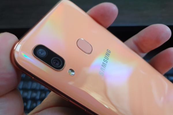 Samsung Galaxy A40: Design compact, culoarea coral este câştigătoare