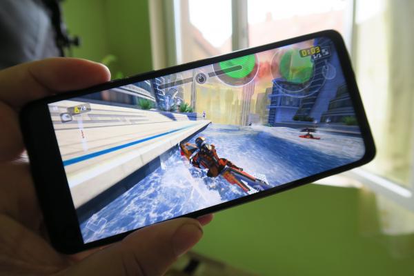 Motorola One Vision: Benchmark-uri la bătaie cu Samsung Galaxy A50