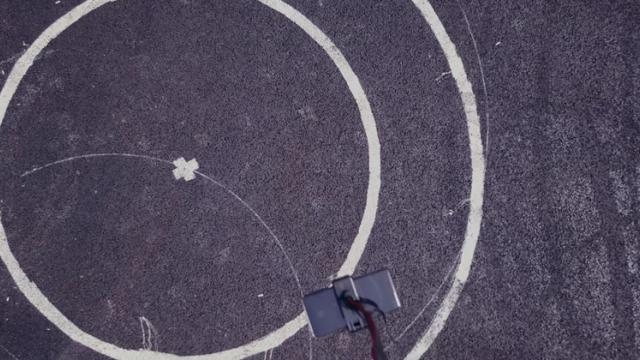 <b>Cineva a aruncat un Samsung Galaxy S10+ ceramic din dronă... Aflăm dacă telefonul a supraviețuit sau nu (video)</b>Direct din Mama Rusia vine un clip trăznit azi, cu un test care ne arată că Samsung Galaxy S10+, varianta ceramică ar putea fi mai rezistent chiar şi faţă de "tancul" Nokia 3310. Canalul YouTube rusesc Rozetked a făcut un test 