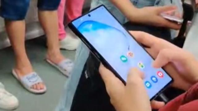 <b>Samsung Galaxy Note 10+ este surprins în mâinile unui călător din metrou; Vedem un scurt clip hands-on</b>Avalanșa de leak-uri asociate lui Samsung Galaxy Note 10+ continuă și după ce mai devreme vă vorbeam într-un articol pe larg despre toate noutățile aduse de către acest dispozitiv, iată că acum privim asupra unui material video