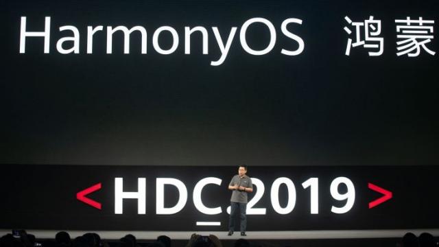 <b>Huawei anunţă HarmonyOS, fostul HongMeng şi posibilul înlocuitor de Android: scalabilitate, open source, fără root, extra securitate</b>9 august pare să fie Ziua Z pentru Huawei, ziua în care îşi declară independenţa într-un fel. Asta pentru că firma chineză tocmai a anunţat propria platforma software, Harmony OS, cunoscută o perioadă şi ca HongMeng OS sau Ark OS. Debutul a venit în..