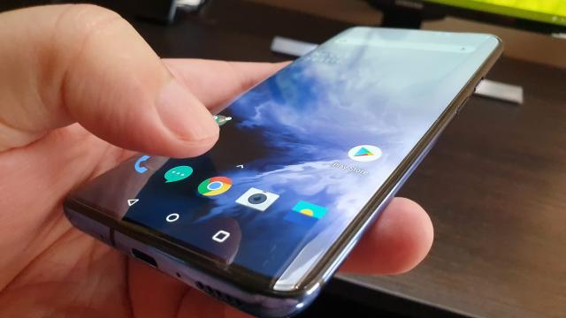 <b>OnePlus 7 Pro: OS, UI, aplicaţii - Oxygen OS rămâne cea mai fluidă experienţă de pe mobil</b>Cei care urmăresc îndeaproape Mobilissimo.ro ştiu că mi-am cumpărat un OnePlus 6T pe final de 2018. M-am îndrăgostit de fluiditatea lui OxygenOS şi de simplitatea sa, dar şi de modul în care se mişcau jocurile pe device. OnePlus 7 Pro merge pe aceeaşi lin