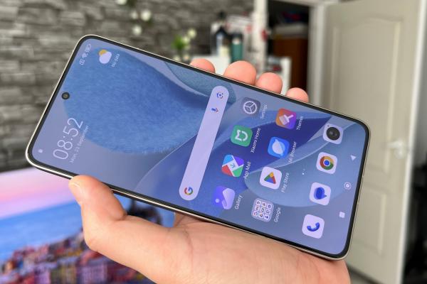 Xiaomi 14T Pro: Display mare și plat cum vor toți, AMOLED și cu opțiuni AI de upscale, HDR, MEMC