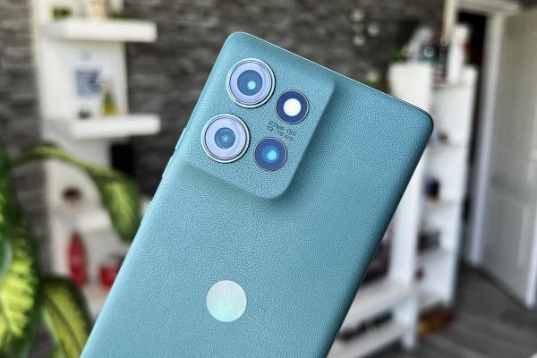 Motorola edge 50: Camera de mid-range cu zoom optic 3x, Night Mode arătos și diferențe mici față de Neo