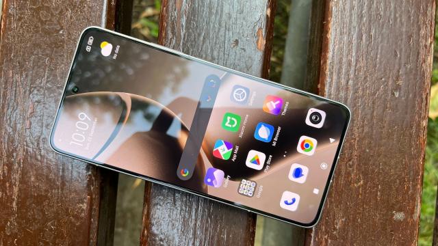 <b>Xiaomi 14T Pro: Baterie similară predecesorului, dar cu upgrade la autonomie + utilizare continuă peste Xiaomi 14!</b>Vestea că Xiaomi 14T Pro sosește fără încărcător la pachet nu a picat deloc bine, mai ales în condițiile în care telefonul se remarcă prin încărcarea super rapidă la 120W și un astfel de adaptor nu este tocmai ieftin. Nu știm încă ce oferte 