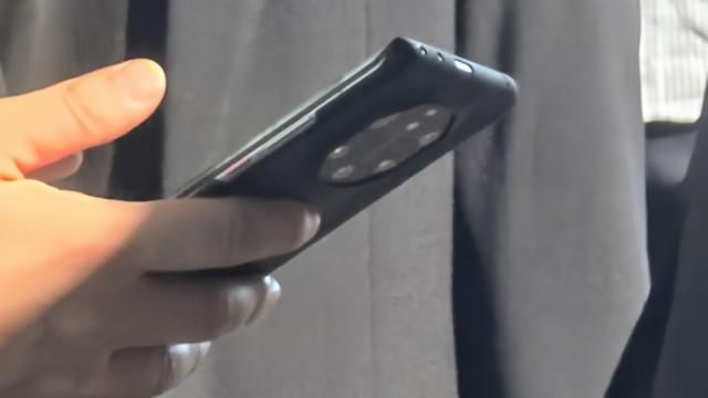 <b>Huawei Mate 70 Pro are 5 camere, apare în fotografii clare hands on</b>Huawei Mate 70 Pro a tot scăpat până acum, în randari, schiţe, specificaţii şi detalii despre procesor, dar azi vedem o fotografie hands on a sa. Mate 60 Pro a debutat în august 2024, iar acum vine rândul succesorului, care surprinde cu 5 camere în spate