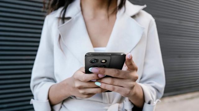 <b>Motorola ThinkPhone 25 devine oficial: telefon de corporaţie şi business, axat pe productivitate</b>Motorola a lansat nu doar telefonul midrange g75 5G azi, ci şi un smartphone axat pe productivitate, pe zona corporate şi enterprise: Motorola ThinkPhone 25. Produsul combină experiența Lenovo în domeniu, cu inovaţia celor de 