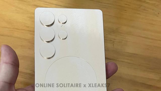 <b>Samsung Galaxy S25 Ultra apare în fotografii sub formă de machetă dummy; Problemele de ergonomie sunt rezolvate</b>Seria Galaxy S25 de la Samsung a bifat până acum o mulțime de scăpări. Am văzut randări cu telefoanele, specificațiile lor au ajuns pe web și am remarcat că nu vor exista chiar atât de multe schimbări față de predecesori. Acum iată că au ajuns pe web