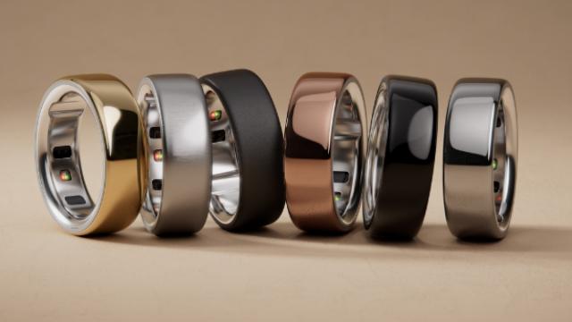 <b>Oura Ring 4 este aici și aduce senzori actualizați, titaniu la exterior/interior și design mai elegant; Cât costă noul inel inteligent?</b>După multe și multe smartwatch-uri, acum piața de portabile se îmbogățește și cu inele inteligente - un concept adus pe piață de către compania britanică McLear în 2013 atunci când se lansa primul astfel de dispozitiv. Doi ani mai târziu