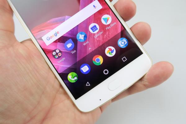 Motorola Moto Z2 Play: Display Super AMOLED Super luminos