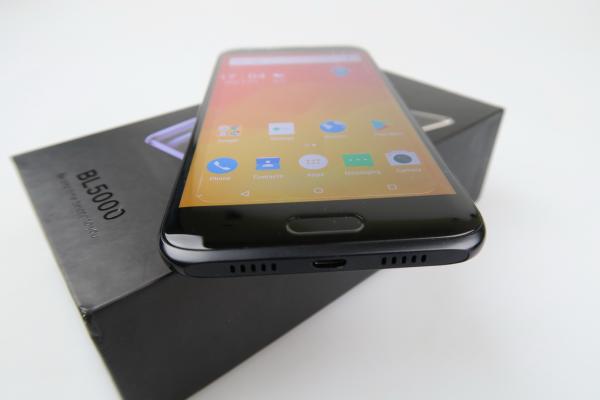 DOOGEE BL5000 Unboxing: foarte rotunjit, greu, battery phone cu cameră duală ce promite (Video)