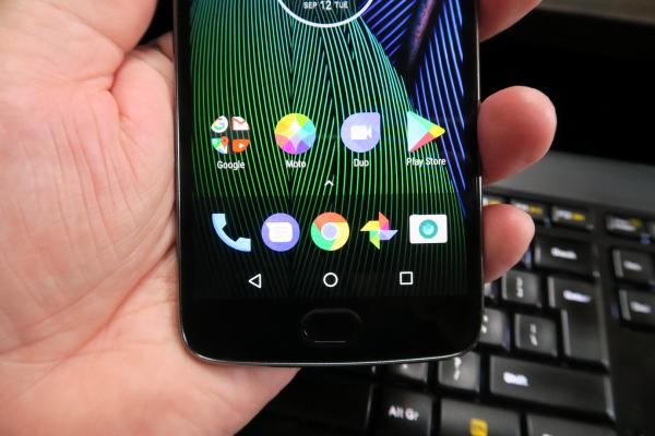 Motorola Moto G5 Plus: OS, UI, aplicaţii pe bază de Android Nougat stock
