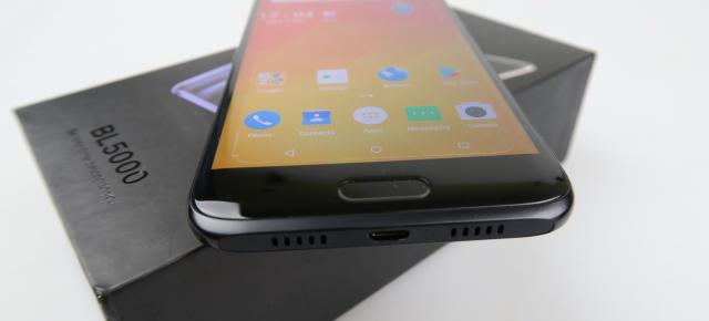 DOOGEE BL5000 Unboxing: foarte rotunjit, greu, battery phone cu cameră duală ce promite (Video)