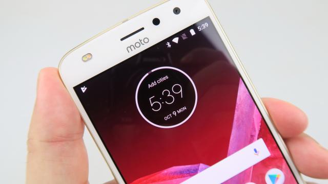 <b>Motorola Moto Z2 Play: Design ultra-subţire, premium, lat</b>În marea de sandwich-uri de sticlă şi metal Motorola rămâne fidelă abordări unibody metalice, cu ceva elemente de ADN RAZR, dacă stăm să ne gândim puţin. Motorola Moto Z2 Play este un telefon cu diagonală de 5.5 inch, dar impresionează prin talia de..