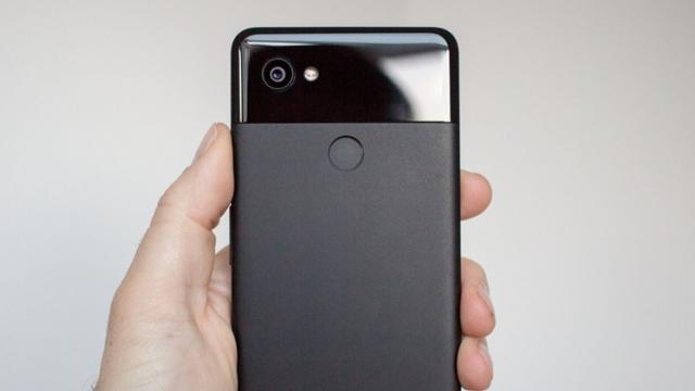 <b>Aplicația Camera de pe Google Pixel 2 oferă integrare cu Google Photos; se renunță astfel la afișarea imaginilor obținute în galeria standard</b>În cazul terminalelor Pixel de anul trecut, utilizatorii ce foloseau aplicația Camera și doreau să își vizualizeze creațiile sau să editeze fotografiile obținute erau direcționați automat către aplicația de galerie standard. Acum odată cu Pixel 2 