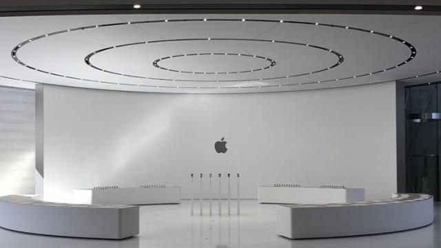 <b>Noi imagini cu superbul Steve Jobs Theater apar online: o creaţie SF minimalistă, cu foarte multă sticlă curbată</b>Odată cu evenimentul de lansare a modelelor iPhone 8 și a lui iPhone X, invitații din presă și tech au avut șansa de a vedea cum se prezintă sala de evenimente numită Steve Jobs Theater. Este vorba despre o construcție circulară care se bazează