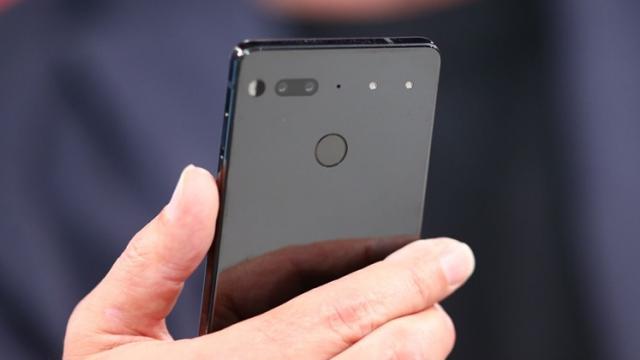 <b>Vânzările slabe ale lui Essential Phone îi obligă pe creatori să taie serios prețul; telefonul se vinde acum pentru 499 dolari</b>Am auzit în ultima vreme faptul că Essential Phone ar fi fost vândut în doar 5000 unități de la debutul său din august, o cifră cu adevărat modestă pentru noul startup condus de către fondatorul Android, Andy Rubin. Pentru a urca puțin vânzările
